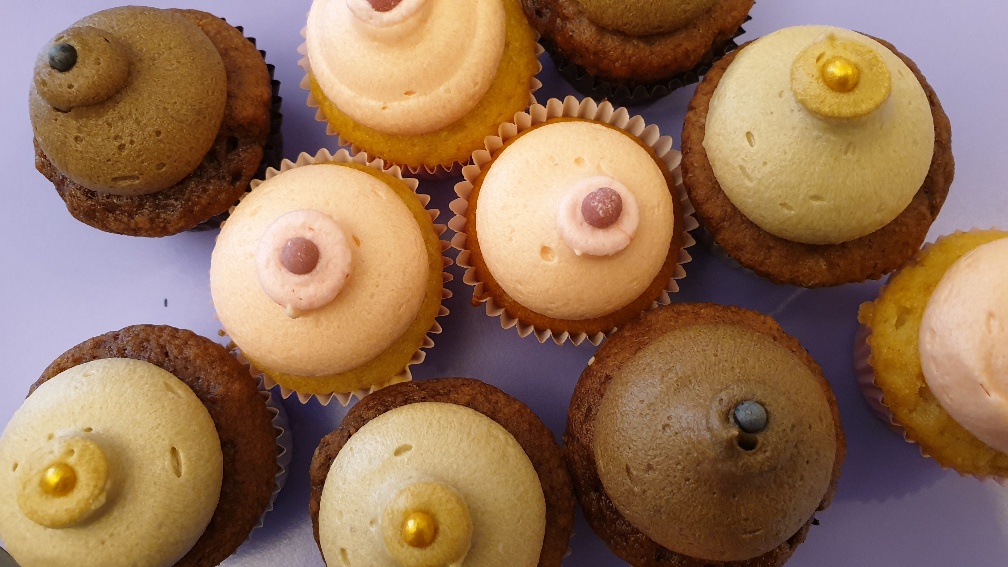 Geklerude cupcakes in de vorm van borsten