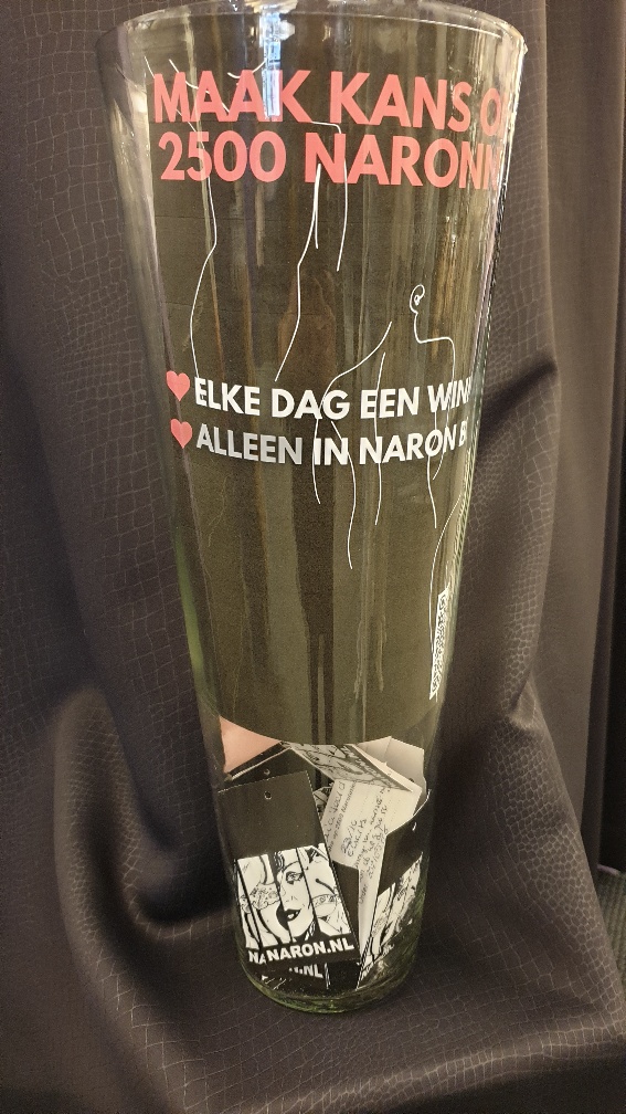 Vaas met kaartjes om dagwinnaar 25 Naronnies te trekken