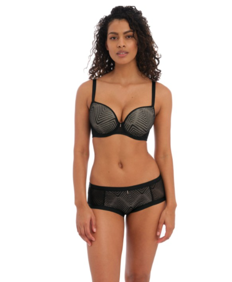 vrouw in  zwarte Freya lingerie set 