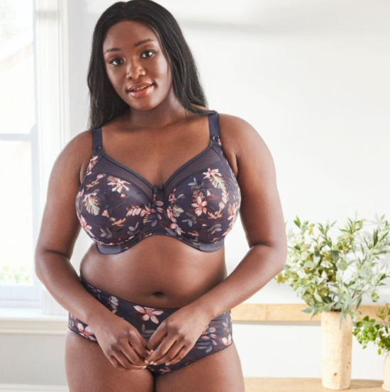 vrouw in Goddess lingerie Kayla met bloemenprint